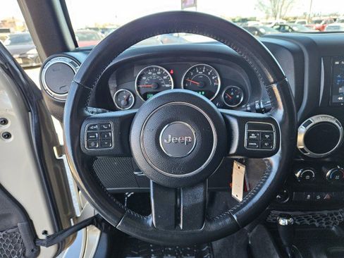 Used 2016 Jeep Wrangler Unlimited Rubicon w/ Connectivity Group image 11