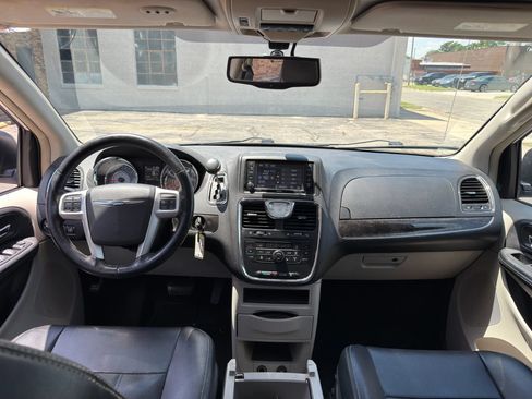 Used 2016 Chrysler Town & Country Touring-L FWD image 11