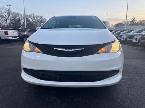 Used 2023 Chrysler Voyager LX image 3