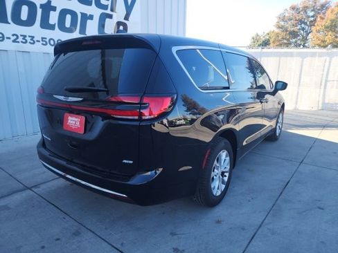 New 2026 Chrysler Pacifica Select AWD/4WD image 21