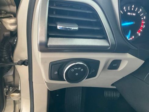 Used 2018 Ford Fusion SE FWD image 6