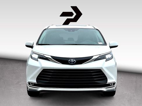 Used 2024 Toyota Sienna XLE FWD image 3