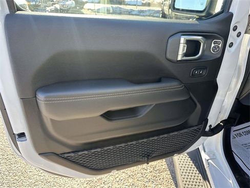 Certified 2022 Jeep Gladiator Overland image 12