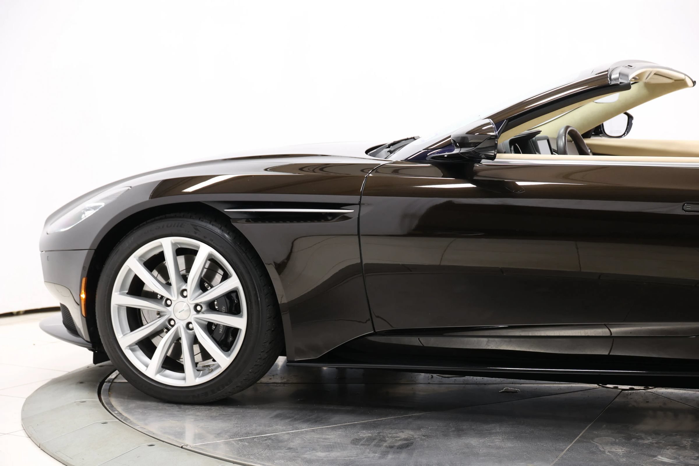 Used 2019 Aston Martin DB11 Volante RWD image 9