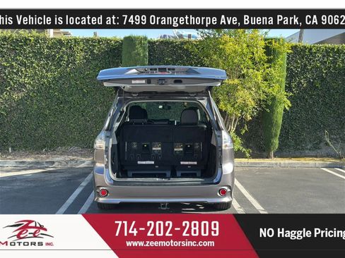 Used 2017 Toyota Sienna SE Premium w/ Cargo Management Package FWD image 16