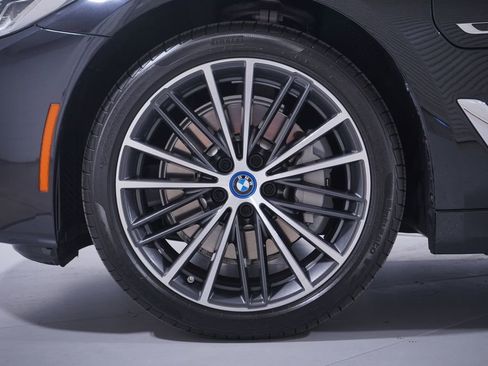 Used 2023 BMW 530e w/ Premium Package image 2