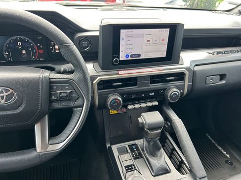 Certified 2025 Toyota Tacoma SR5 AWD/4WD image 18