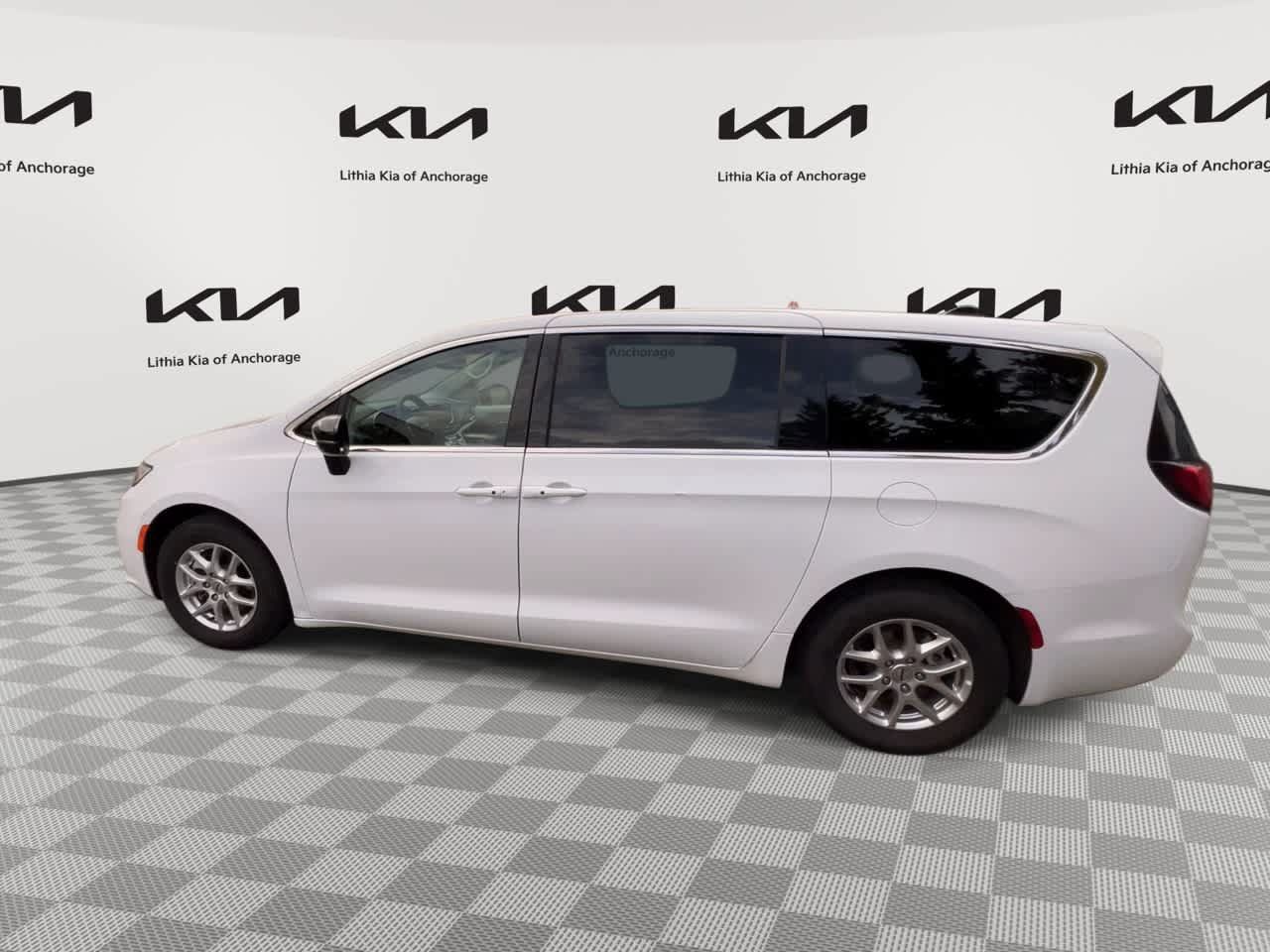Used 2024 Chrysler Pacifica Touring-L FWD image 8