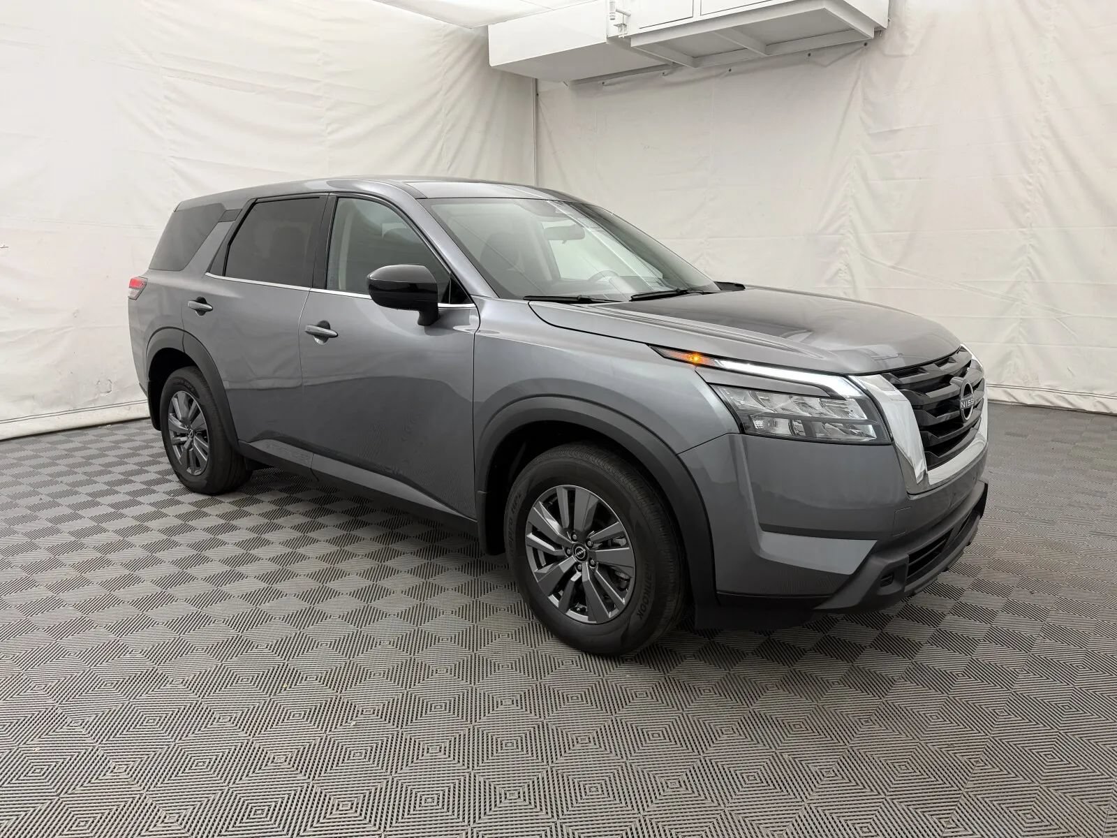 Used 2025 Nissan Pathfinder S AWD/4WD image 4