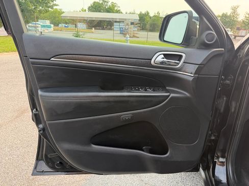 Used 2018 Jeep Grand Cherokee Limited AWD/4WD image 27