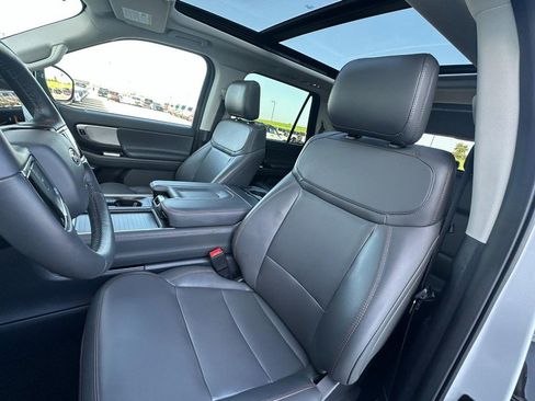 Used 2025 Ford Expedition Active AWD/4WD image 8
