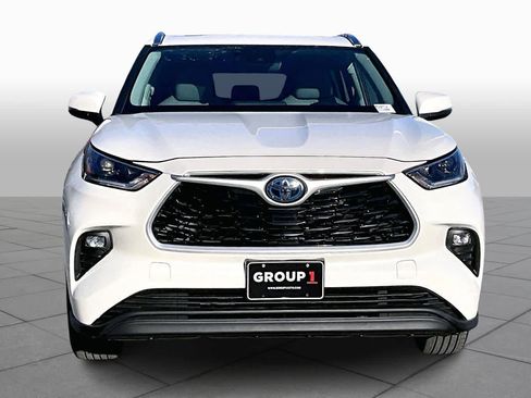 Used 2021 Toyota Highlander XLE image 3