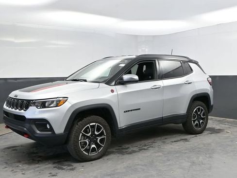Used 2025 Jeep Compass Trailhawk AWD/4WD image 3