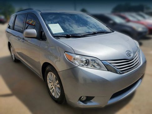 Used 2017 Toyota Sienna XLE w/ XLE Navigation Package FWD image 15