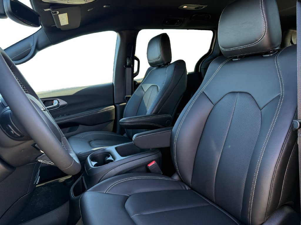 New 2026 Chrysler Pacifica Select AWD/4WD image 9