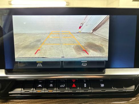 Used 2025 Chevrolet Silverado 1500 LT AWD/4WD image 28