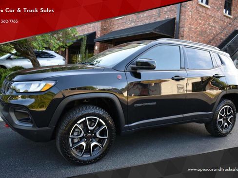 Used 2025 Jeep Compass Trailhawk w/ Sun & Sound Group AWD/4WD image 1