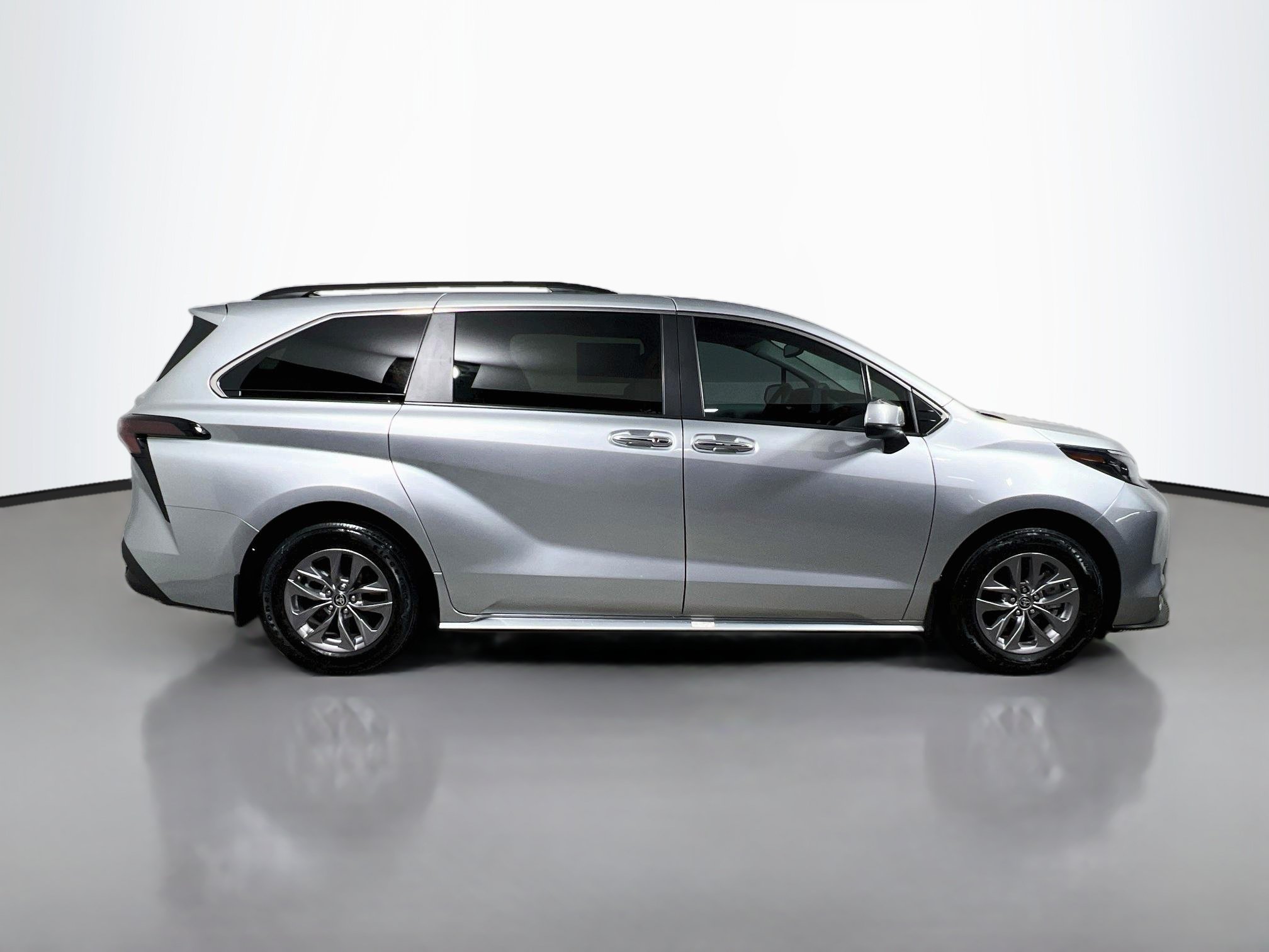 Used 2025 Toyota Sienna XLE w/ XLE Plus Package FWD image 3