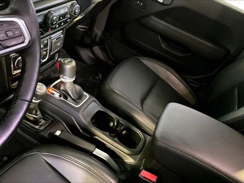 Used 2022 Jeep Wrangler Unlimited Sahara image 16