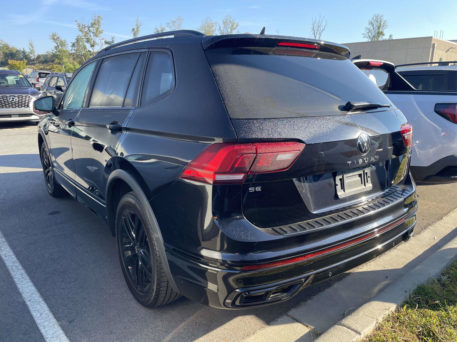 Used 2022 Volkswagen Tiguan SE R-Line AWD/4WD image 3