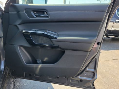 Used 2024 Nissan Pathfinder SV image 21