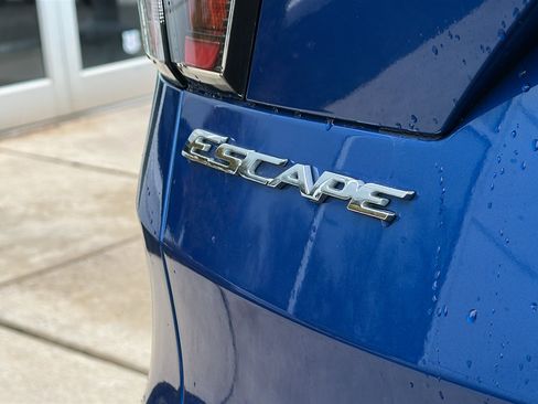 Used 2017 Ford Escape SE w/ Equipment Group 201A image 10