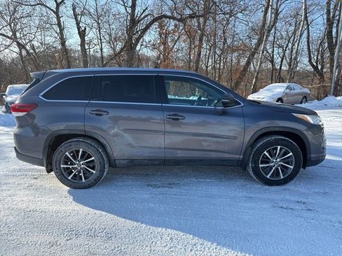 Used 2019 Toyota Highlander XLE image 10