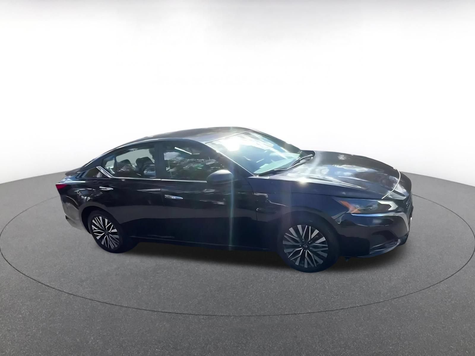 Used 2025 Nissan Altima 2.5 SV FWD image 2