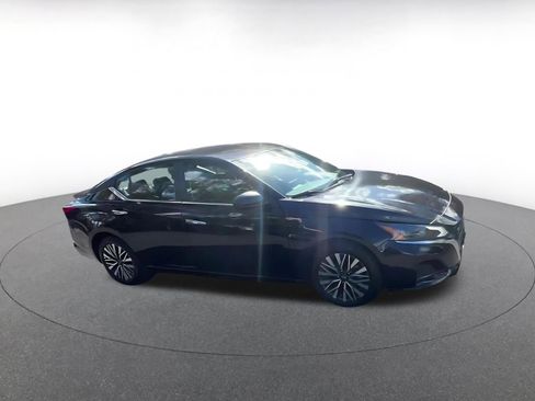 Used 2025 Nissan Altima 2.5 SV image 2