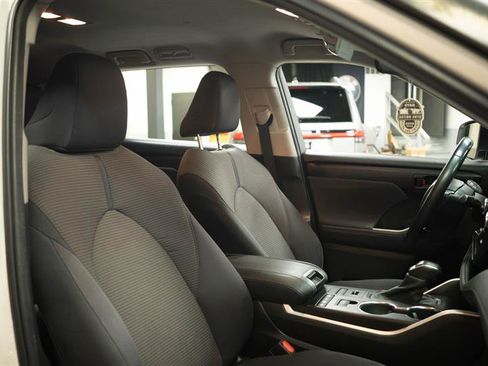 Used 2021 Toyota Highlander LE AWD/4WD image 16