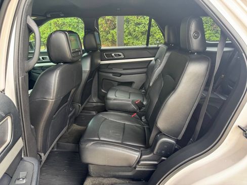 Used 2017 Ford Explorer XLT w/ Equipment Group 202A AWD/4WD image 20