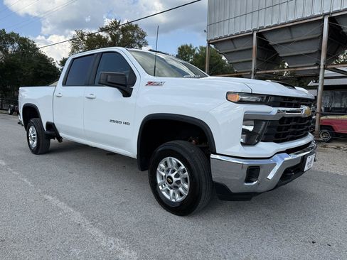 Used 2024 Chevrolet Silverado 2500 LT AWD/4WD image 9
