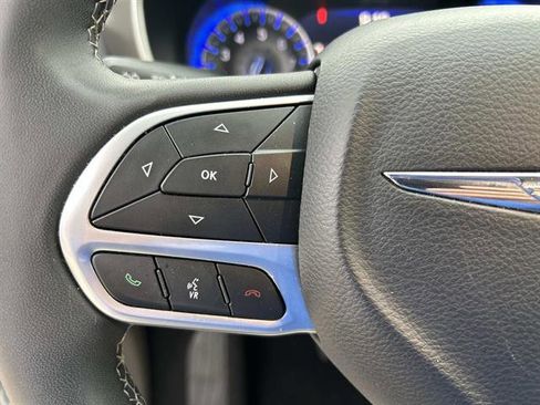 Used 2024 Chrysler Pacifica Touring-L image 25