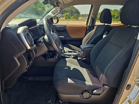 Used 2018 Toyota Tacoma SR5 AWD/4WD image 16