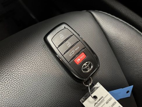 Used 2024 Toyota Highlander XLE image 28