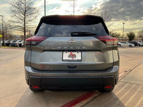 Used 2025 Nissan Rogue SV image 7