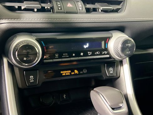 Used 2021 Toyota RAV4 XLE Premium image 27