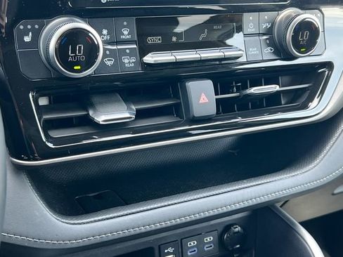 Used 2022 Toyota Highlander XLE AWD/4WD image 28