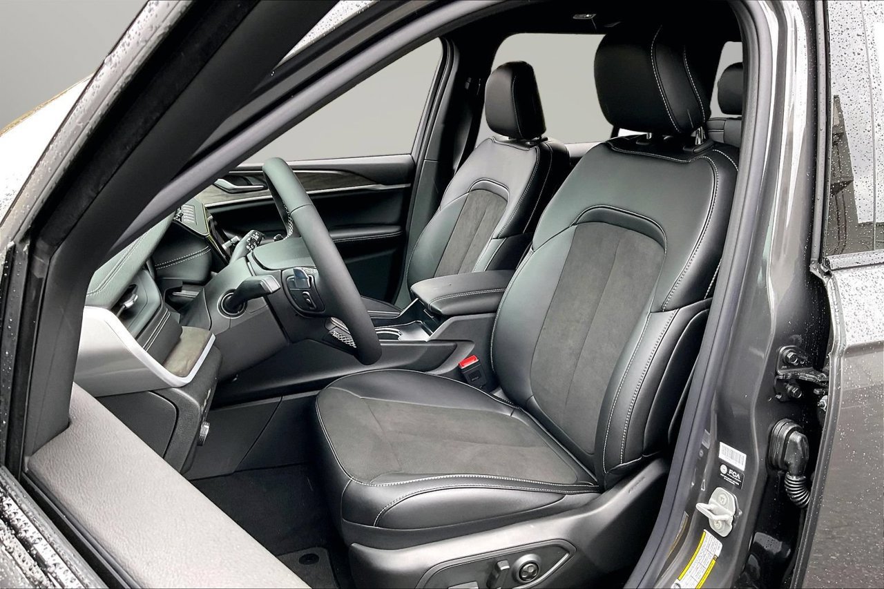 New 2026 Jeep Grand Cherokee Altitude RWD image 17