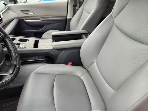 Used 2021 Toyota Sienna XLE w/ XLE Plus Package AWD/4WD image 5