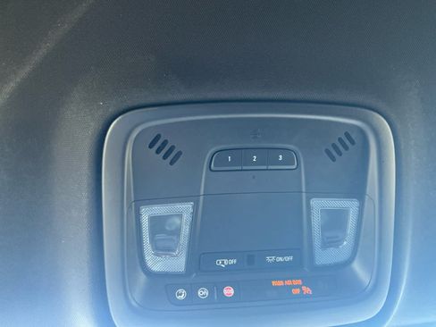 Used 2023 Chevrolet Traverse LT FWD image 17