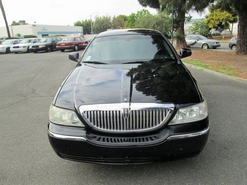 Used 2010 Lincoln Town Car Executive L image 2
