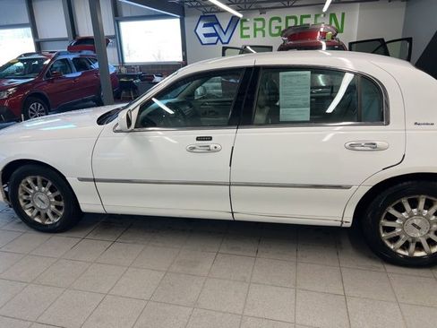 Used 2007 Lincoln Town Car Signature image 4