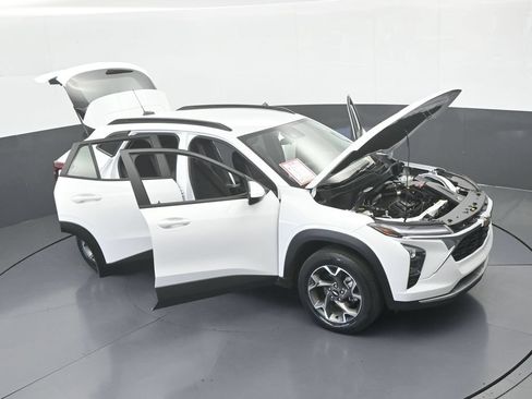Used 2024 Chevrolet Trax LT FWD image 65