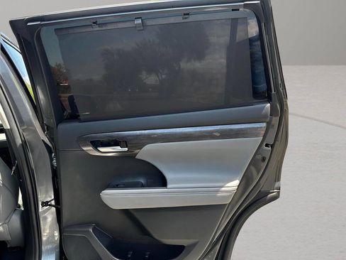 Used 2020 Toyota Highlander Limited image 28