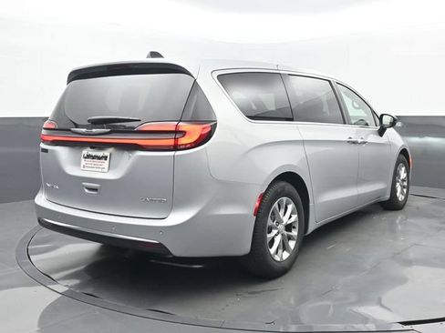Used 2026 Chrysler Pacifica Limited FWD image 6