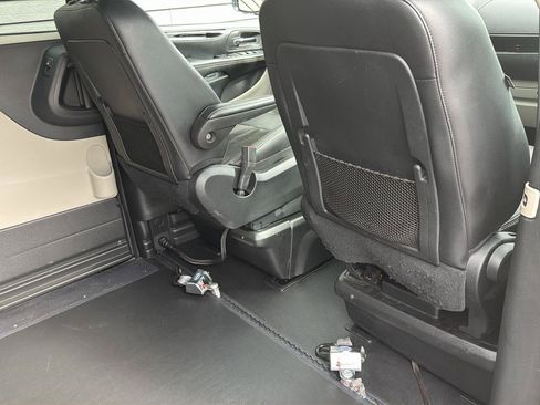 Used 2019 Dodge Grand Caravan SXT FWD image 10