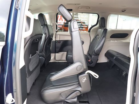 Used 2024 Chrysler Pacifica Touring-L FWD image 25