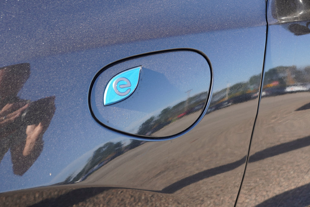 Used 2024 Chrysler Pacifica Premium FWD image 14