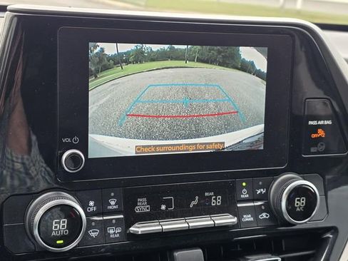 Used 2023 Toyota Highlander L FWD image 15